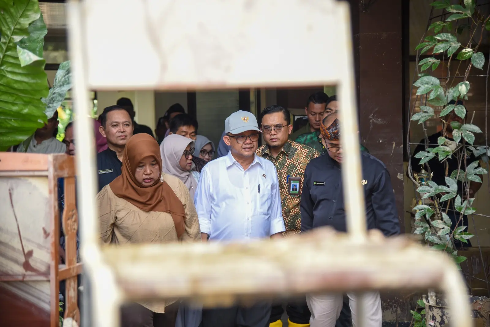 Mendikdasmen Beri Bantuan Dana ke Sekolah dan Perlengkapan Belajar ke Siswa yang Terdampak Banjir
