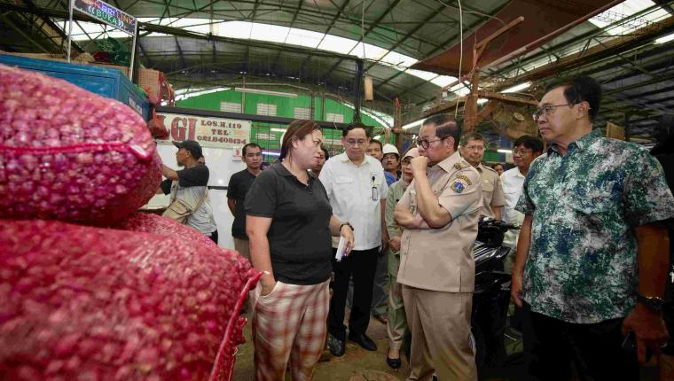 Tinjau Pasar Induk, Gubernur Pramono Pantau Harga Pangan dan Lepas Armada Pasar Murah Jelang HBKN