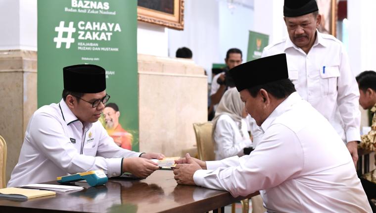 Presiden Prabowo Serahkan Zakat kepada BAZNAS di Istana Negara