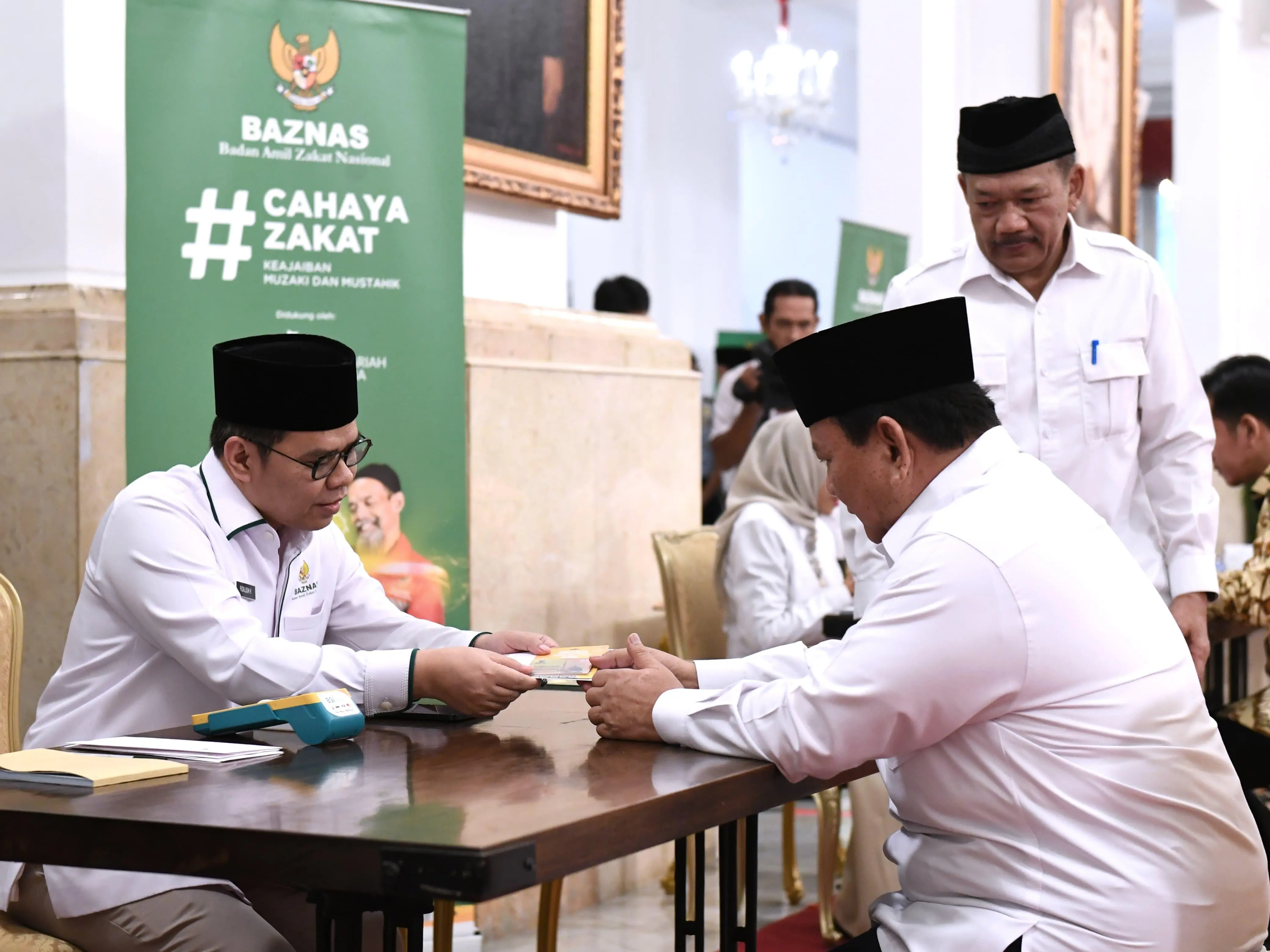 Presiden Prabowo Serahkan Zakat kepada BAZNAS di Istana Negara