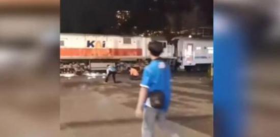 Viral Pemotor Lolos dari Maut usai Terobos Pelintasan di Bandung, Kereta sampai Rem Mendadak