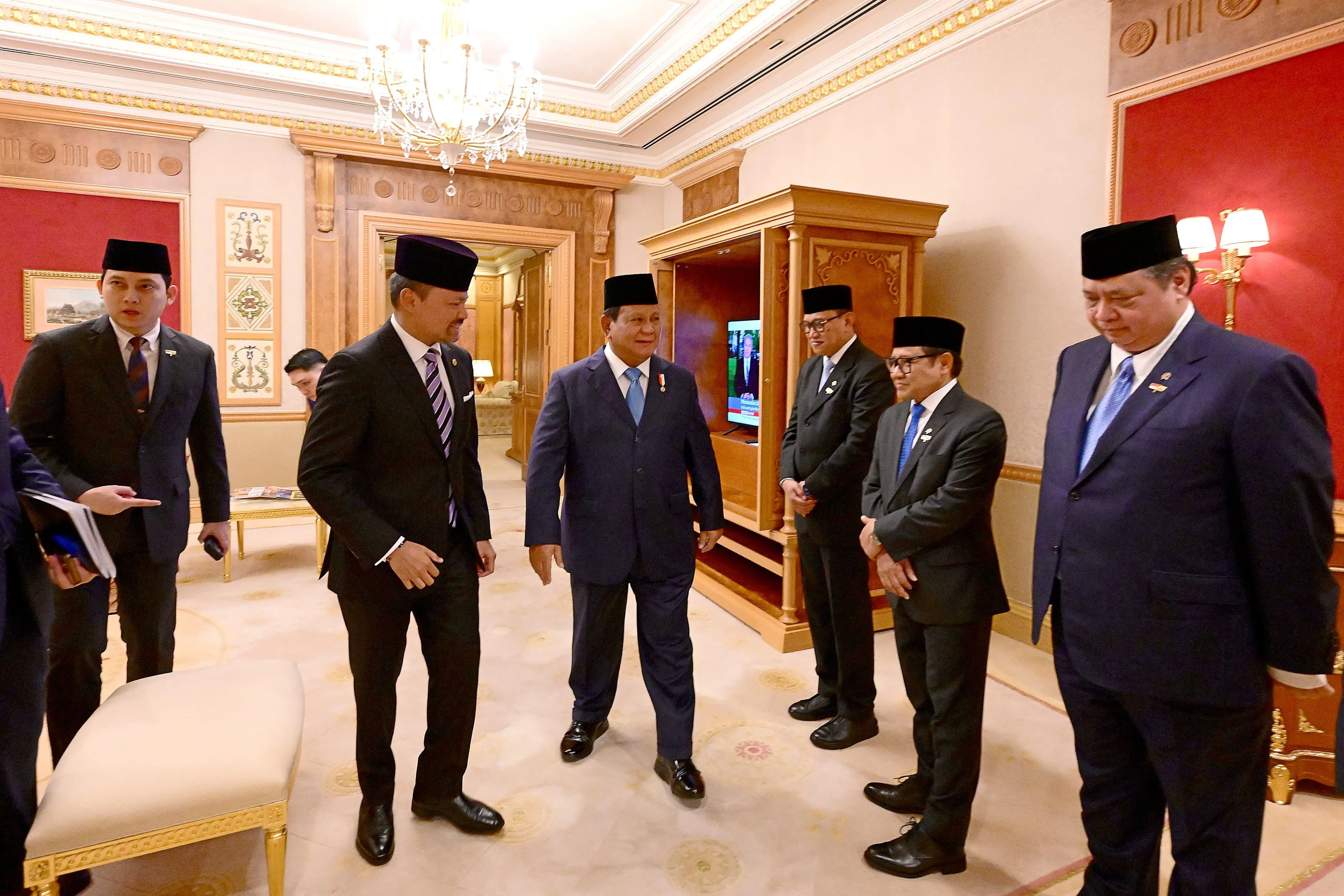 Putra Mahkota Brunei Jemput Presiden Prabowo Menuju Istana Nurul Iman