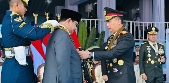 Presiden Prabowo Terima Medali Loka Praja Samrakshana pada Peringatan Ke-80 Hari Bhayangkara