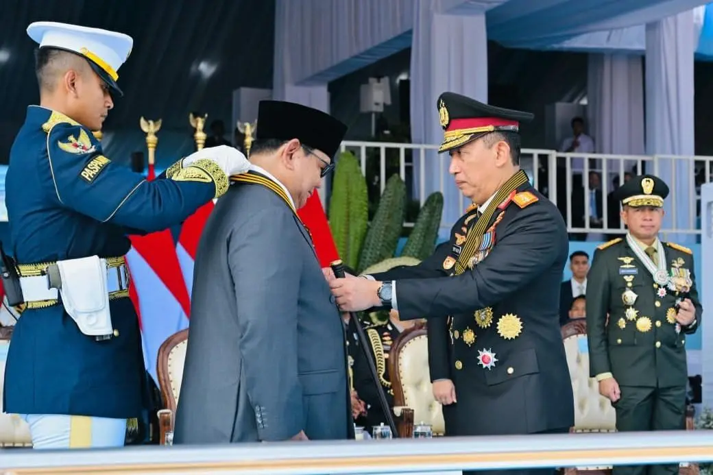 Presiden Prabowo Terima Medali Loka Praja Samrakshana pada Peringatan Ke-80 Hari Bhayangkara