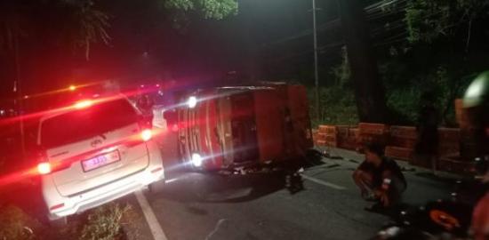 Hindari Kendaraan Oleng, Truk Penuh Muatan Ayam Terguling di Cianjur