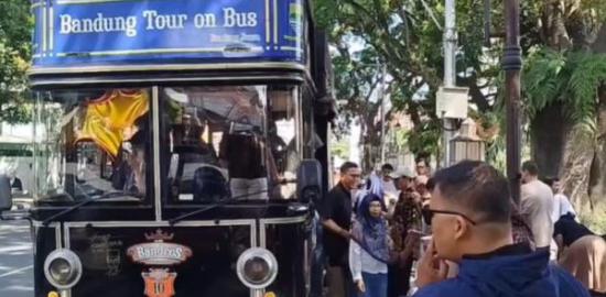 Momen Libur Panjang, Ratusan Wisatawan Rela Antre Demi Naik Bandros di Bandung
