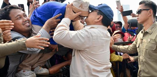 May Day di Monas, Presiden Prabowo Bagikan Topi kepada Buruh