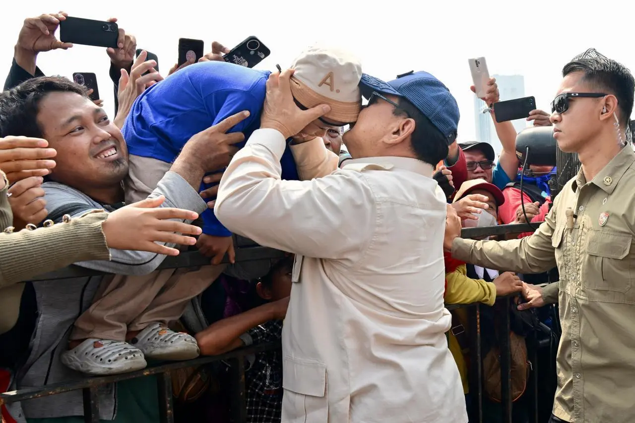 May Day di Monas, Presiden Prabowo Bagikan Topi kepada Buruh