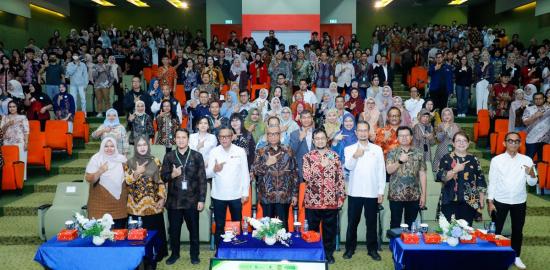 Wamenaker: Mahasiswa Harus Perkuat Kompetensi dan Sertifikasi untuk Hadapi Dunia Kerja