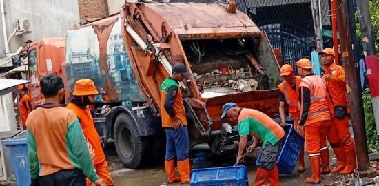 Pemkot Jakbar Akan Pinjam Lahan KAI untuk TPS Sementara