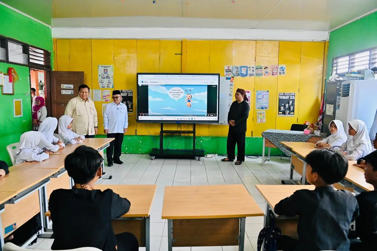 Presiden Prabowo Saksikan Langsung Penggunaan Smart Board saat Peringatan Hardiknas