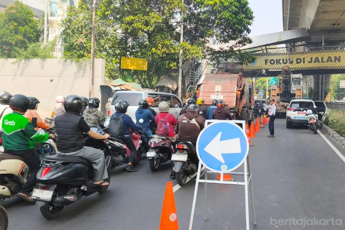 JPO Ditabrak Truk, Pengendara Diminta Hindari Jalan Kapten Tendean