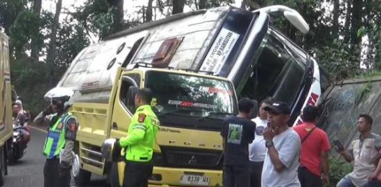 Kecelakaan di Cugenang Cianjur, Bus Bawa 20 Penumpang Tabrak Tebing 