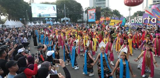 Merasa Terhibur, Warga Apresiasi Karnaval Jakarta Penuh Warna