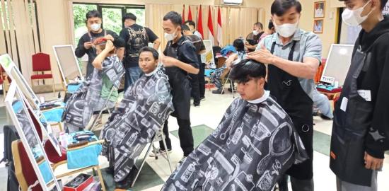 Warga Tanjung Priok Antusias Ikuti Pelatihan Gunting Rambut