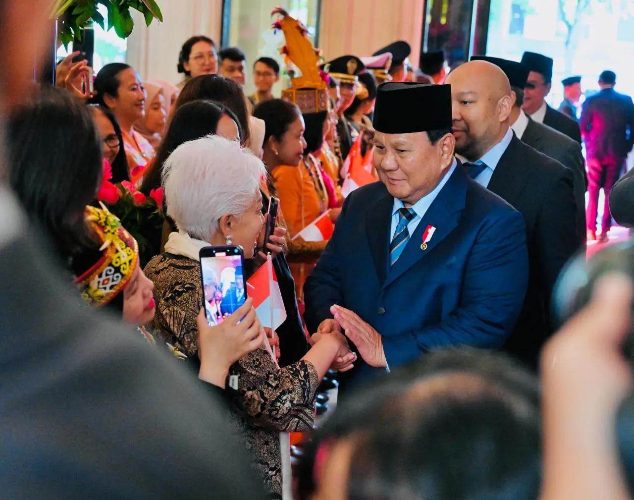 “Bienvenue, Presiden Prabowo Subianto”: Haru dan Bangga Diaspora Sambut Kepala Negara di Paris