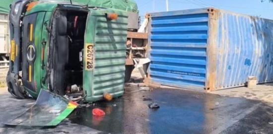 Kecelakaan Truk Pakan Ternak Terguling di Pantura Cirebon, Jalur Macet Panjang