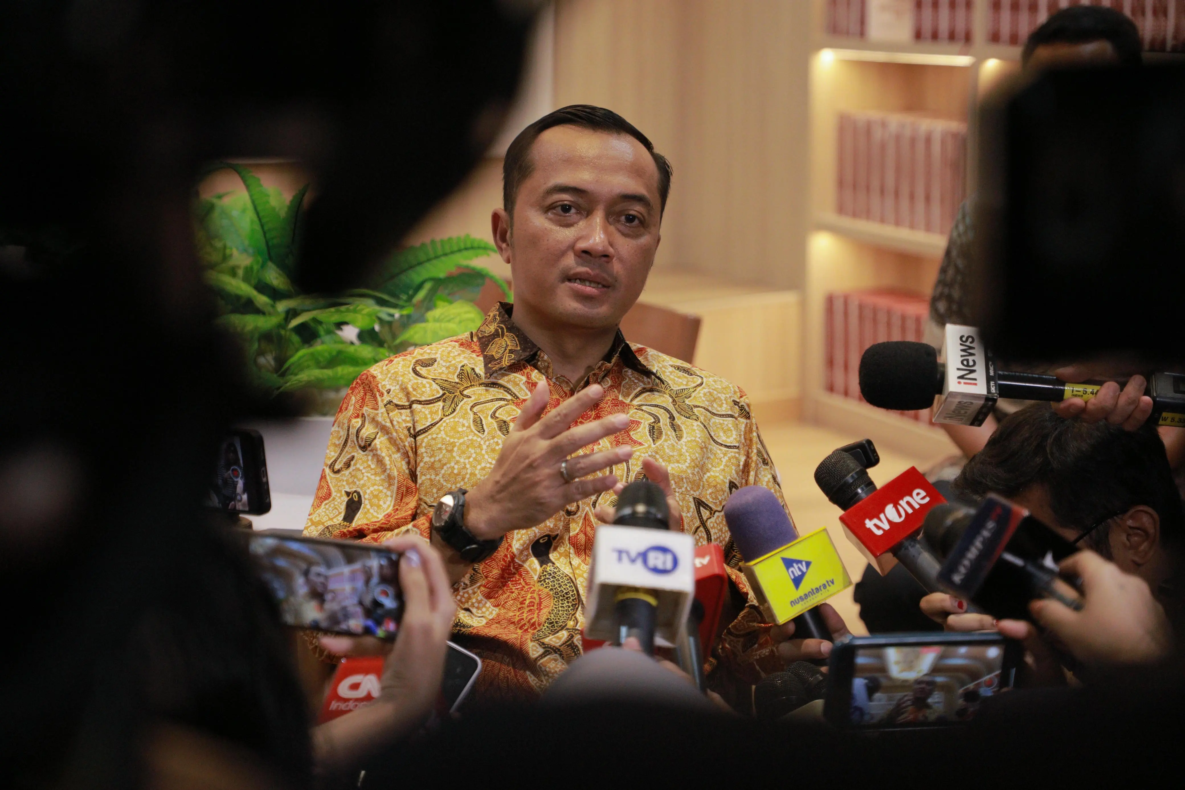 Pimpin Rapat dari Hambalang, Presiden Prabowo Bahas Pencegahan Kebakaran Hutan dan Lahan