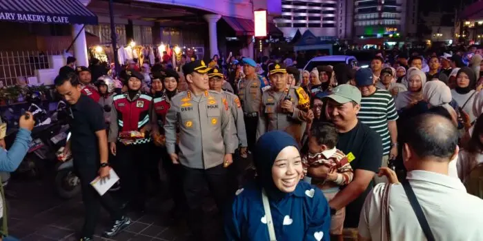 Libur Panjang, Anggota Polrestabes Bandung Patroli di Braga dan Asia Afrika