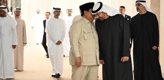 Kedekatan Prabowo dan Presiden MBZ, Dari Jabat Tangan hingga Bisik Akrab