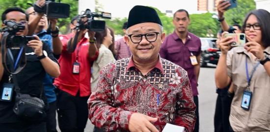 Presiden Prabowo Terima Laporan Mendikdasmen tentang Digitalisasi Pendidikan