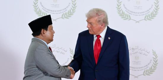 Momen jabat tangan dan pujian Presiden Trump untuk Presiden Prabowo