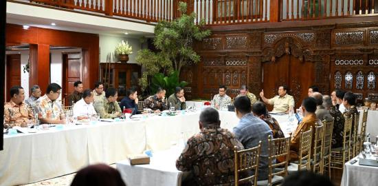 Minggu malam, Presiden Prabowo pimpin rapat bahas isu strategis sektor keuangan