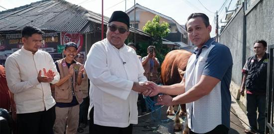 Wagub Rano Serahkan Sapi Kurban di RT Viral Kebayoran Baru