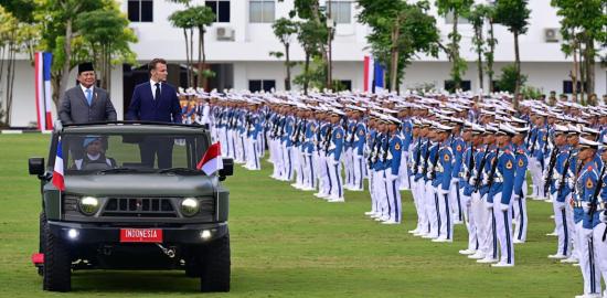 Presiden Prabowo dan Presiden Macron Tinjau Pasukan Taruna di Akmil Magelang