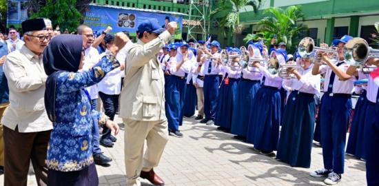 Presiden Prabowo Disambut Meriah, Siswa dan Guru Antusias Lakukan Digitalisasi Pembelajaran