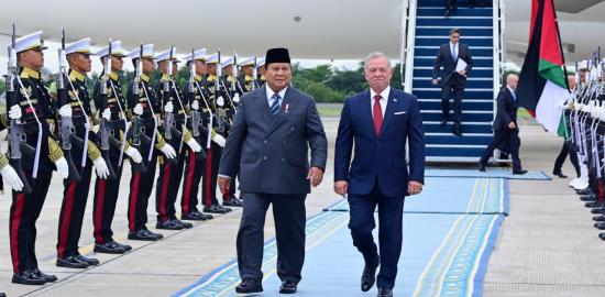 Presiden Prabowo Sambut Langsung Ketibaan Raja Abdullah II ibn Al Hussein di Jakarta