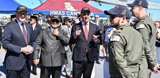 Didampingi PM Albanese, Presiden Prabowo Tinjau Kapal HMAS Canberra