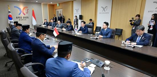 Di Sela KTT APEC 2025, Presiden Prabowo dan Presiden Lee Gelar Pertemuan Bilateral