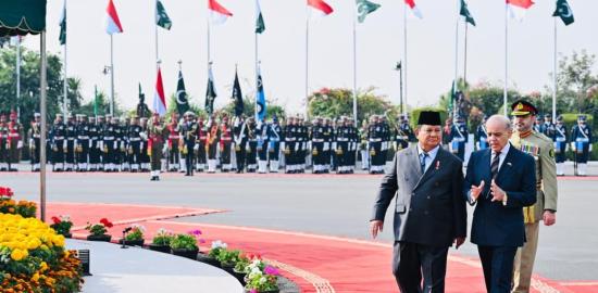 Presiden Prabowo Disambut Hangat PM Shehbaz Sharif Pada Upacara Kenegaraan di Islamabad