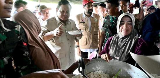 Presiden Prabowo Kunjungi Tenda Pengungsian Bireuen Beri Pelukan dan Ketenangan