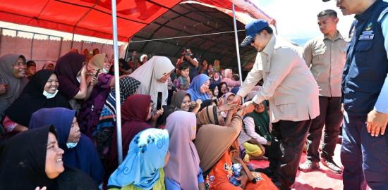 Presiden Prabowo Tinjau Posko Banjir Aceh Tenggara Sambil Dengarkan Keluhan Warga