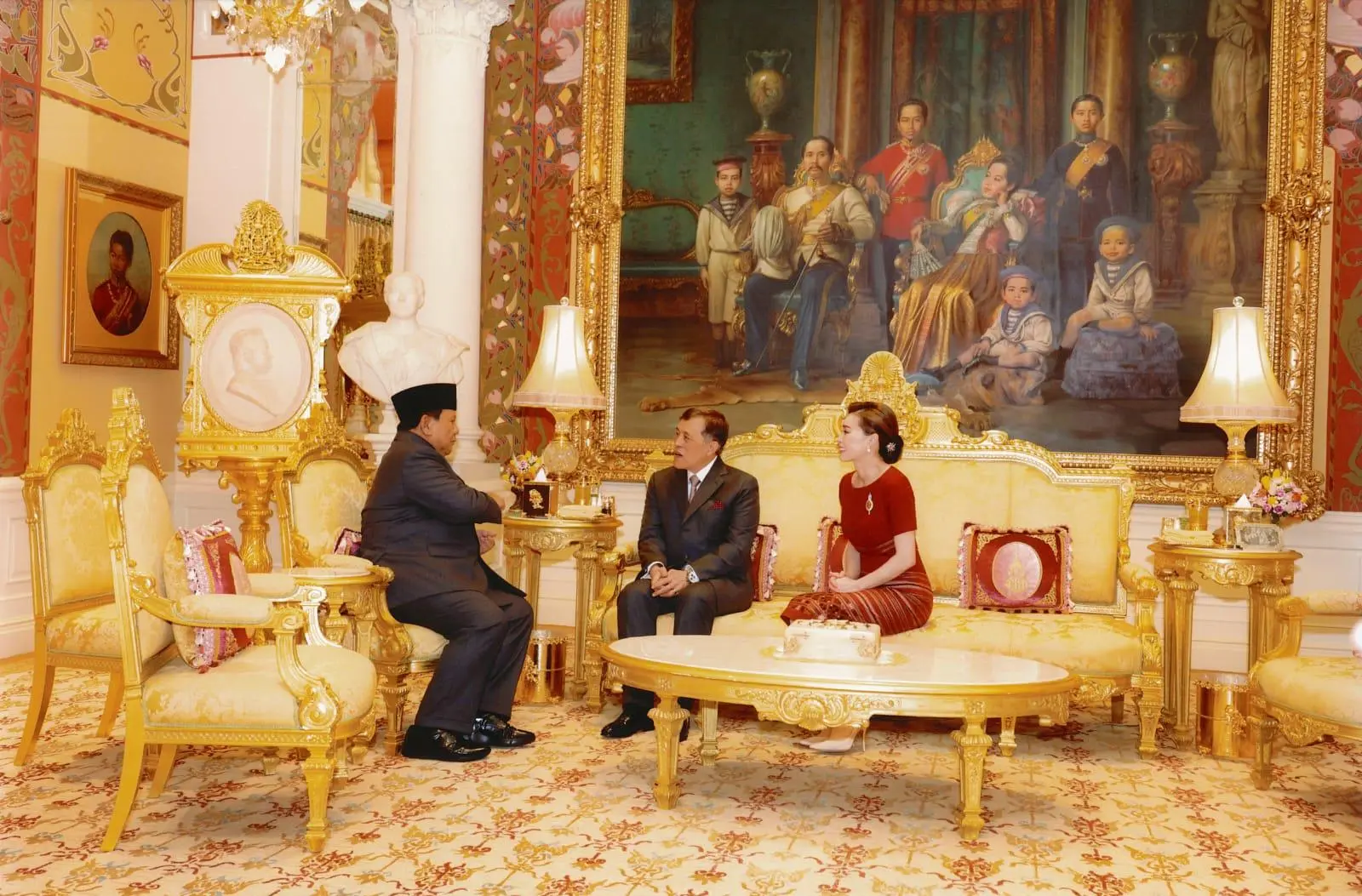 Presiden Prabowo Subianto Disambut Hangat Raja dan Ratu Thailand di Amphorn Royal Palace
