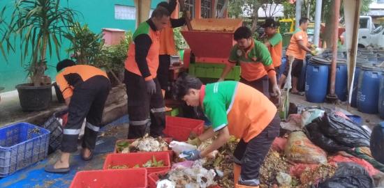 Sudin LH Jaktim Olah 3,4 Ton Sampah Organik Jadi Pakan Maggot dan Kompos