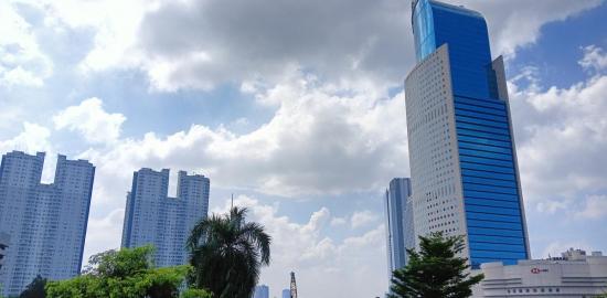 Cuaca Cerah dan Awan Tebal Selimuti Langit Jakarta