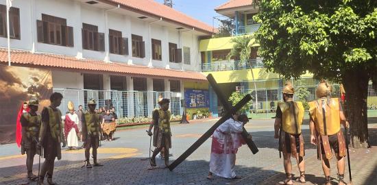 Teatrikal Perjalanan Yesus: Penghayatan Iman Melalui Seni di Gereja Santo Robertus Bellarminus