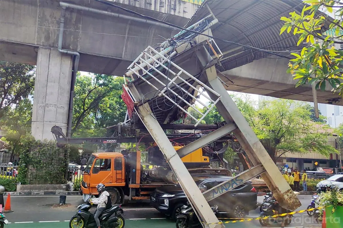 Pramono Ungkap Penyebab Truk Tabrak JPO Tendean