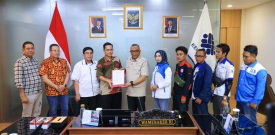 Wamenaker Bertindak Cepat Atas Permasalahan Kerja di Hari Libur Nasional Wajib Bayar Lembur