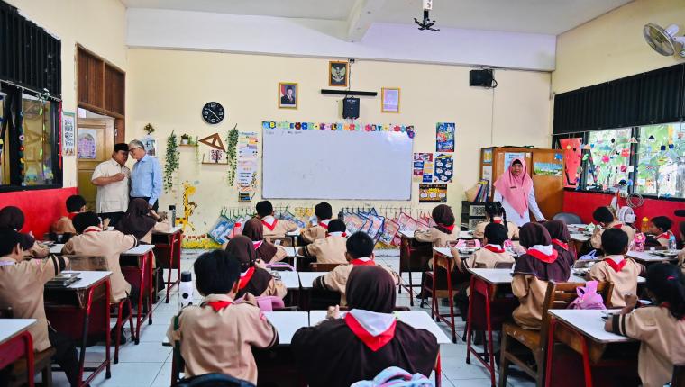 Presiden Prabowo dan Bill Gates Tinjau Program Makan Bergizi Gratis dan Pemeriksaan Kesehatan di SDN Jati 03