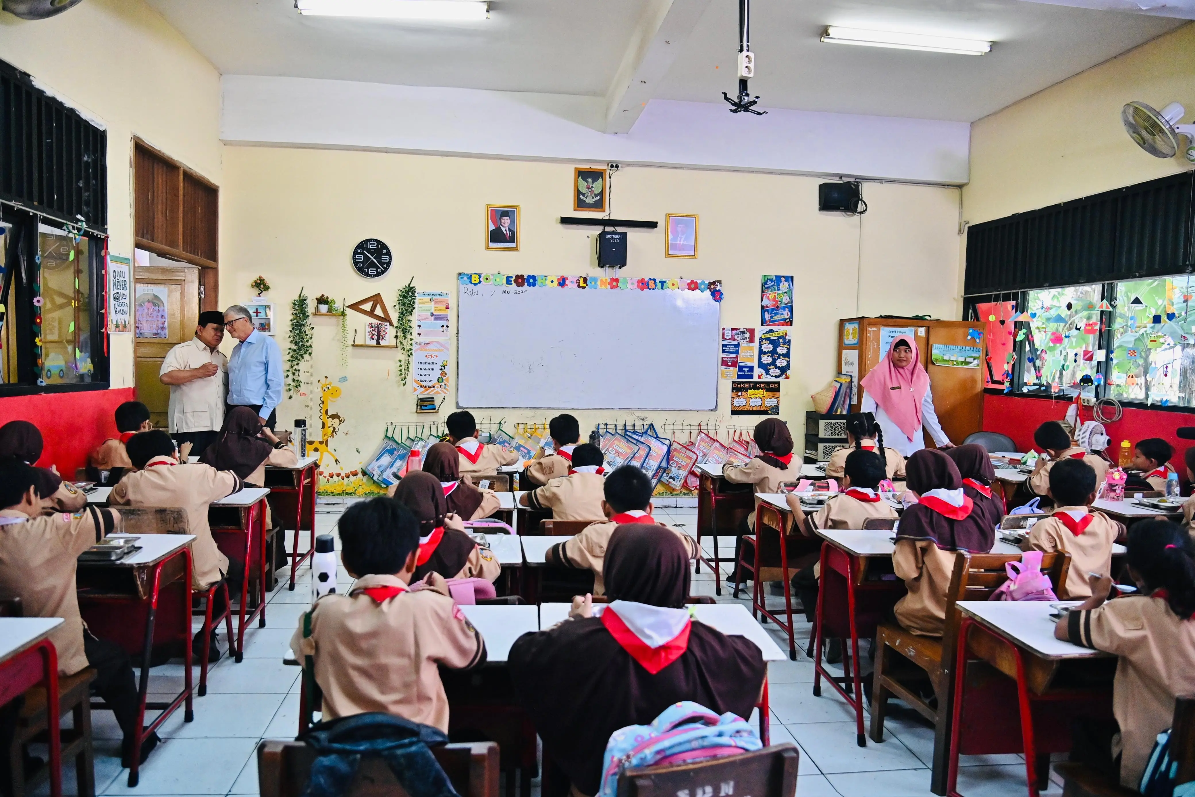 Presiden Prabowo dan Bill Gates Tinjau Program Makan Bergizi Gratis dan Pemeriksaan Kesehatan di SDN Jati 03