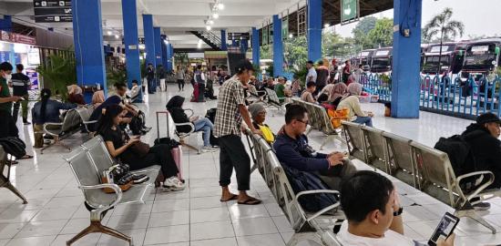 Lonjakan Penumpang Bus AKAP di Terminal Kampung Rambutan Selama Libur Paskah