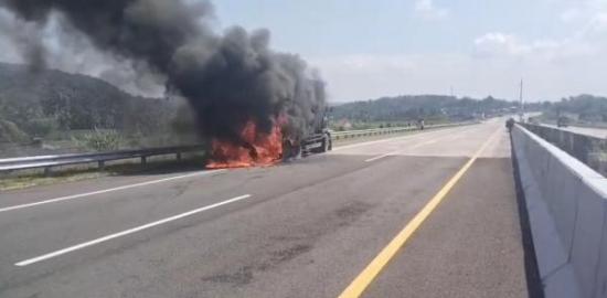 Truk Terbakar Hebat di Tol Cisumdawu, Api Berasal dari Roda Belakang