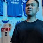 Cerita Fahri Menjaga Sejarah Persib Lewat Koleksi Jersey dari Berbagai Era