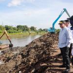Pramono Anung Tinjau Proyek Pengerukan Kali Kanal Banjir Barat