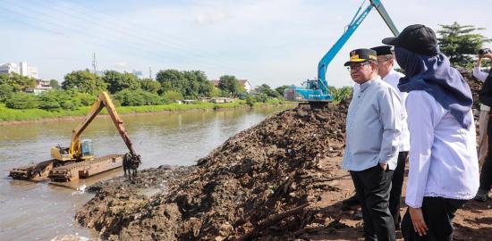 Pramono Anung Tinjau Proyek Pengerukan Kali Kanal Banjir Barat
