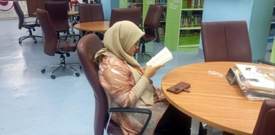 Warga Jakarta Manfaatkan Layanan Malam Hari Perpustakaan Jakarta Timur